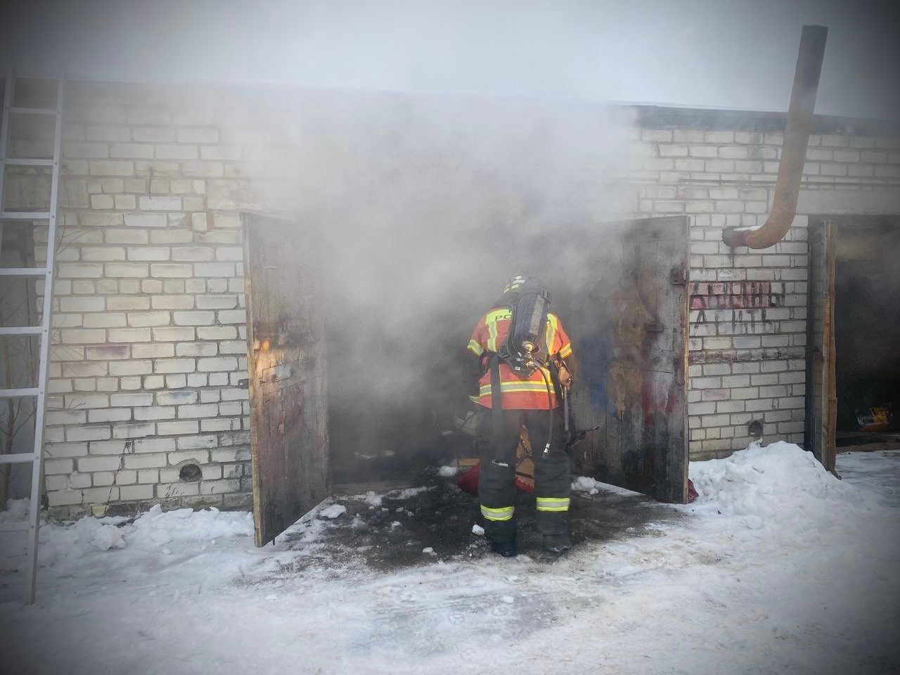Гараж с автомобилем сгорели в Сегеже: гараж - дотла, авто - почти