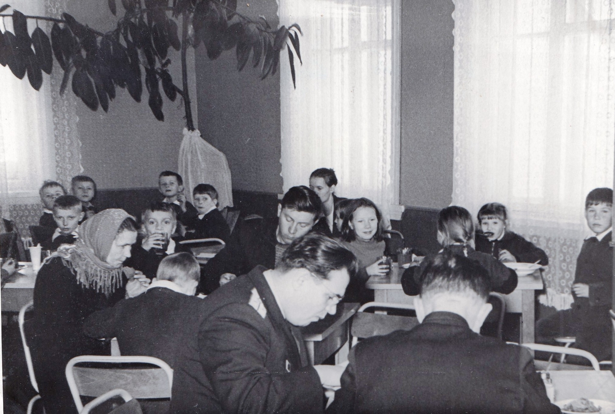 Больше, чем просто кухня для граждан: в сети вспомнили советские столовые