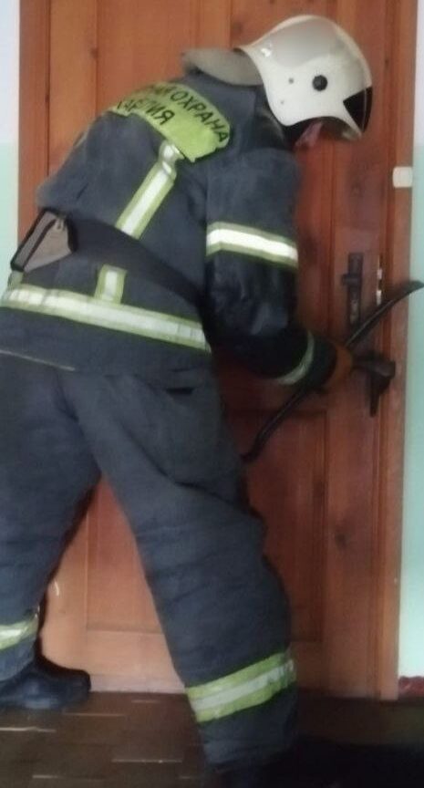 Пожарные вскрыли квартиру, чтобы помочь сломавшей ногу пожилой пенсионерке в Медвежьегорском районе