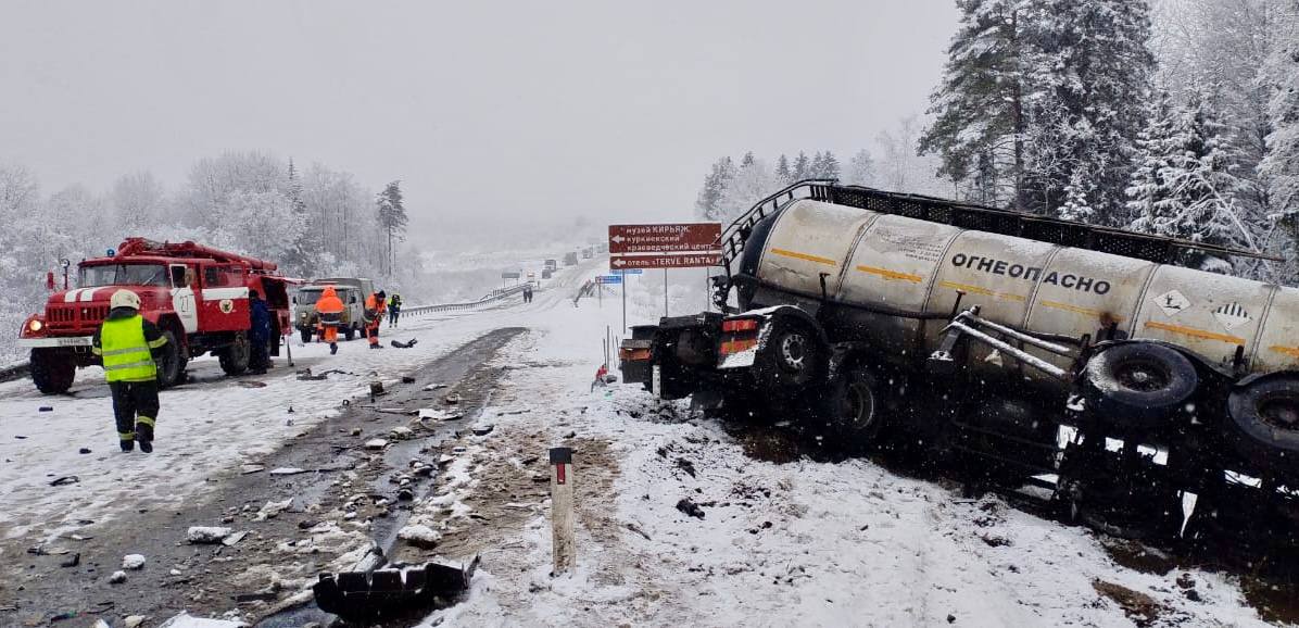 Три человека погибли в аварии с бензовозом в Лахденпохском районе