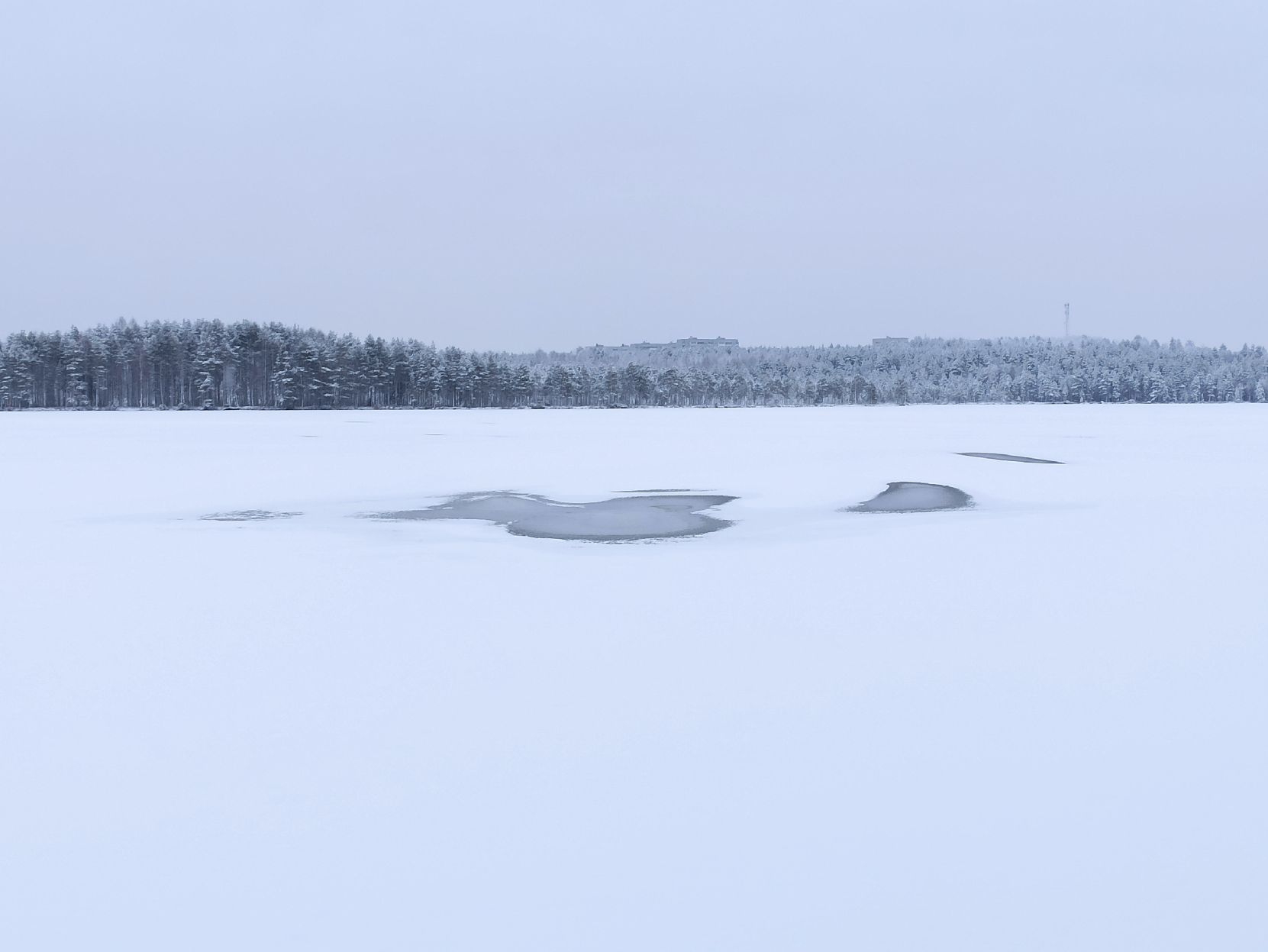 Горожане забили тревогу, когда увидели мужчину с ребёнком на едва застывшем озере в Костомукше