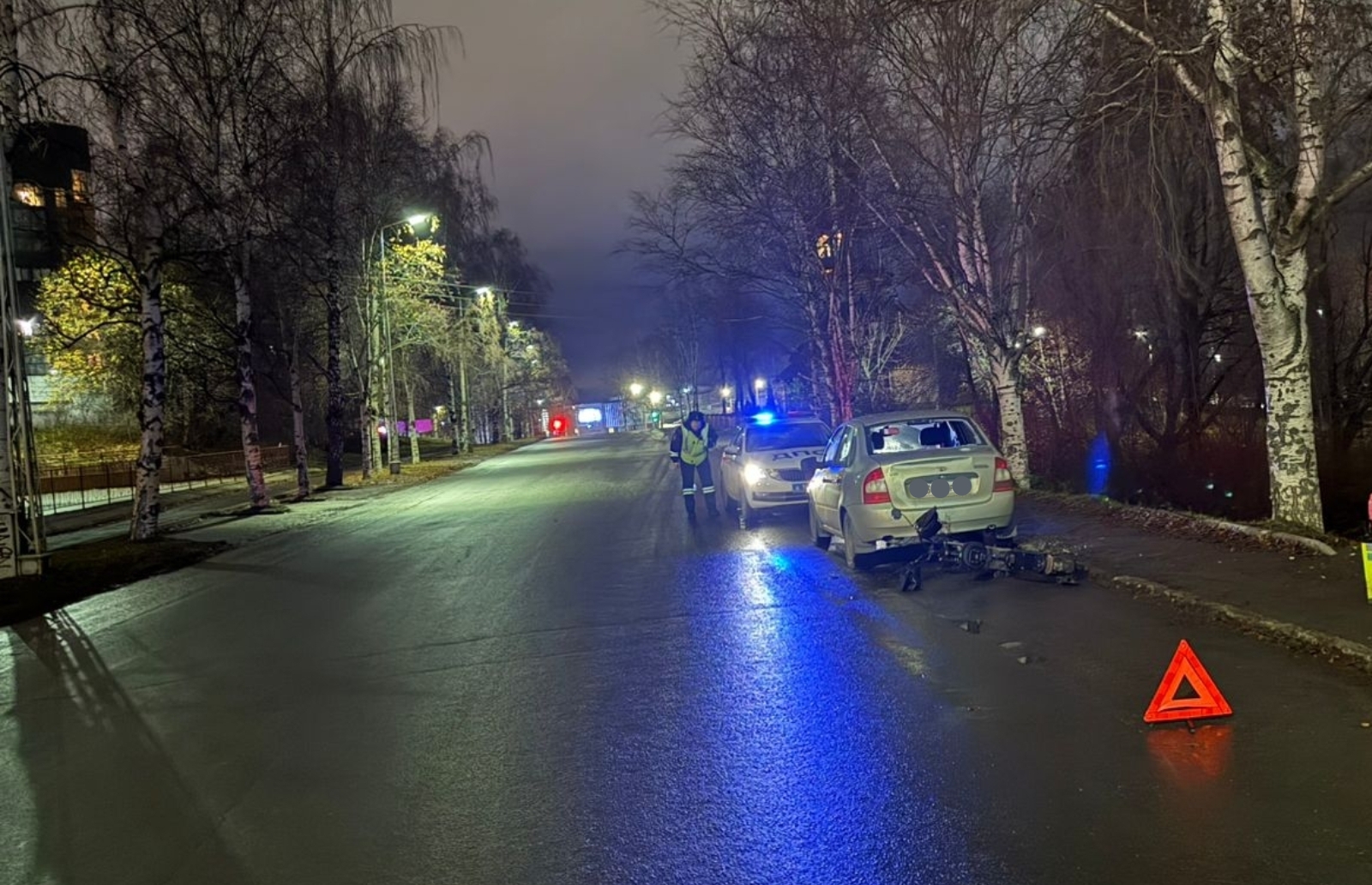 Рассеянный юноша направил свой электровелосипед в припаркованную легковушку в центре Петрозаводска