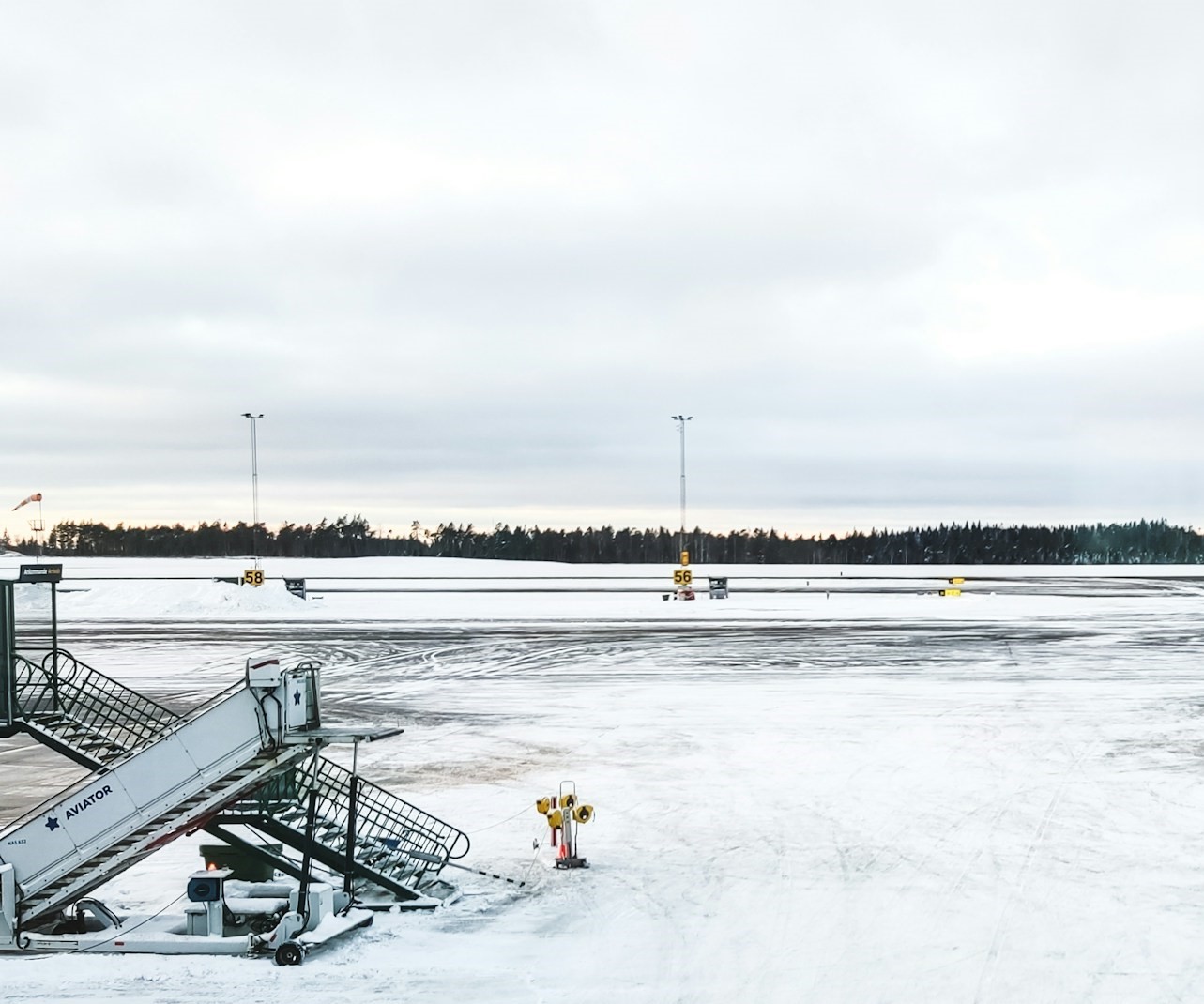 Аэропорт без самолётов: в Финляндии ВПП перестали чистить от снега