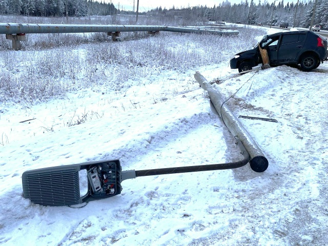 Лихач под корень снес фонарь в Костомукше