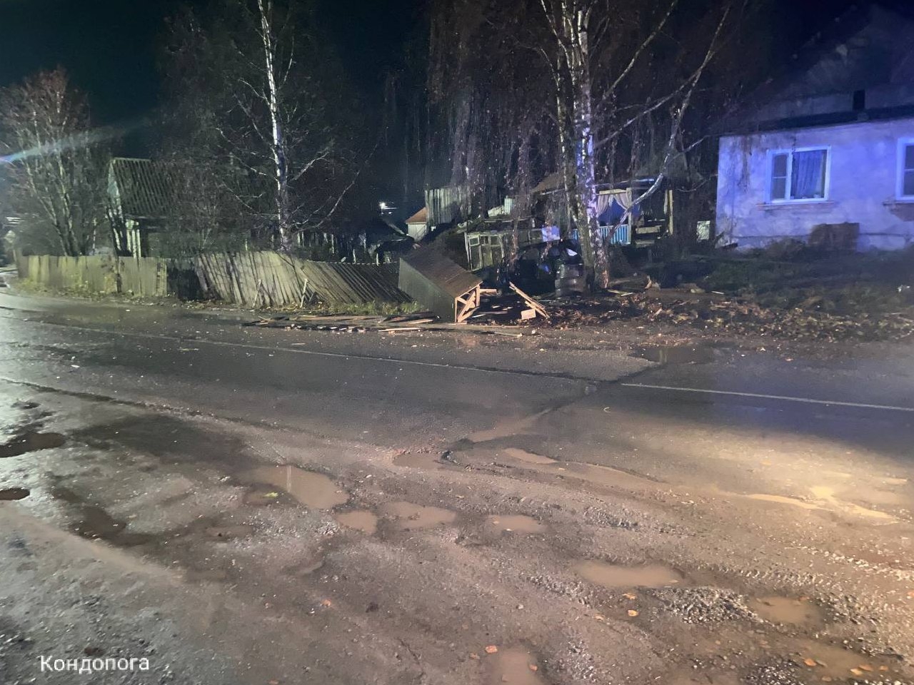 Пьяный водитель попал в больницу после грубой встречи с деревом и проломив забор в Кондопоге