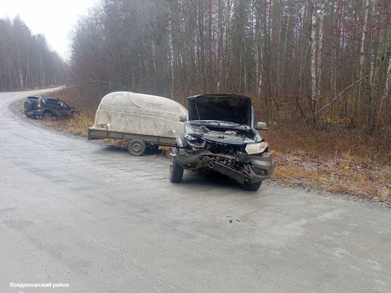 Два отечественных внедорожника жестко сошлись на одной из дорог Карелии - у водителей травмы