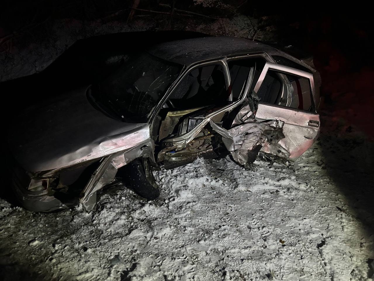 Водитель уснул за рулем: столкнувшиеся на встречке машины слетели с трассы в Карелии