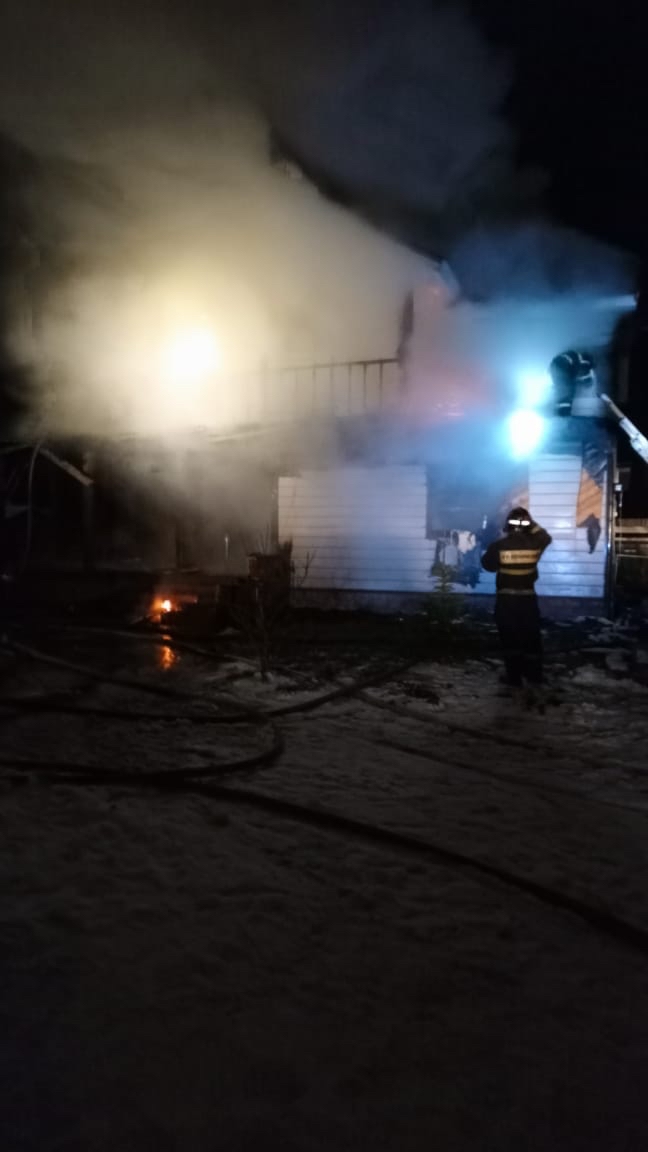 Двухэтажный жилой дом полыхал утром в Лахденпохье