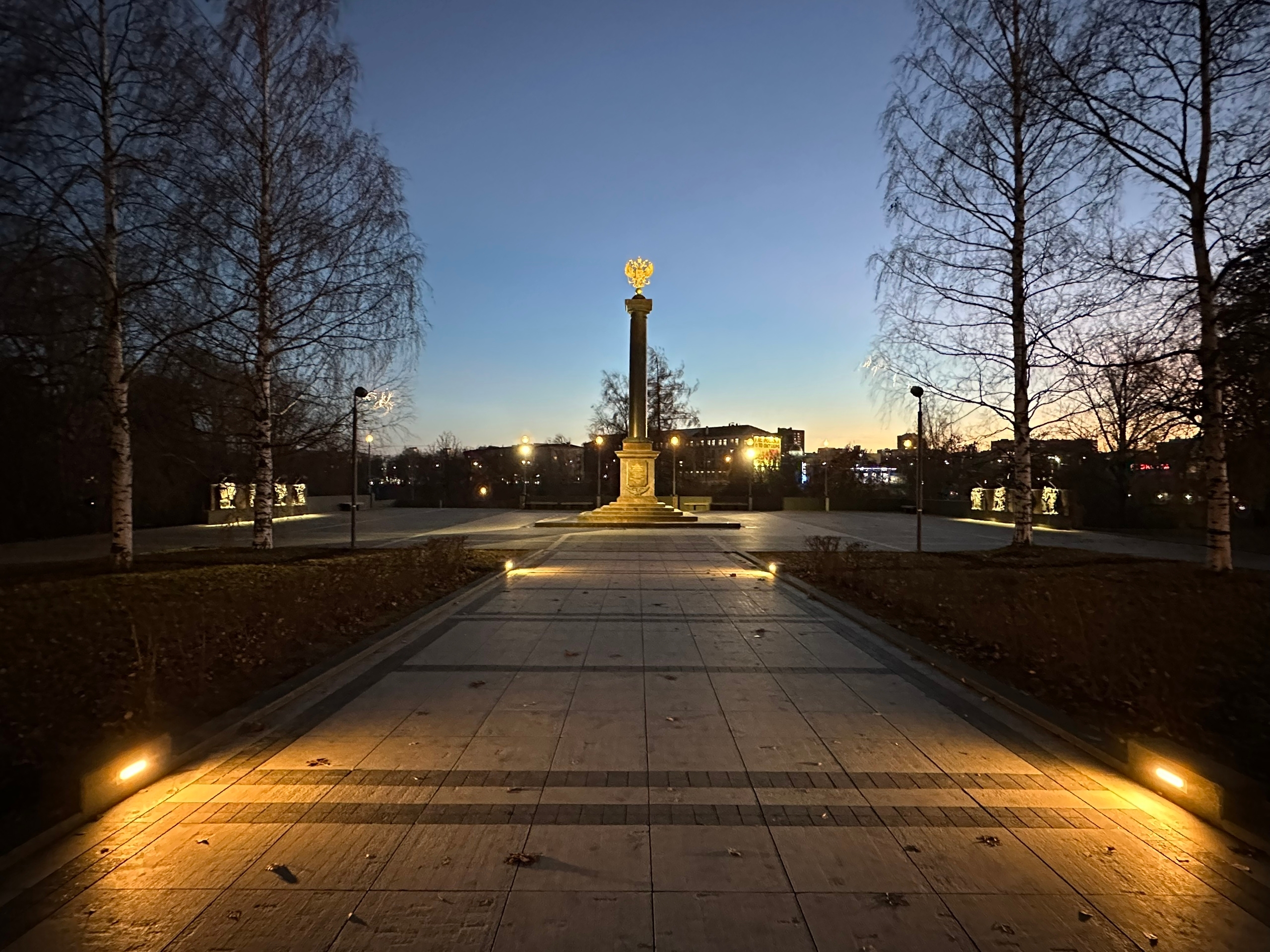 В Петрозаводске стелу «Город воинской славы» украсила подсветка