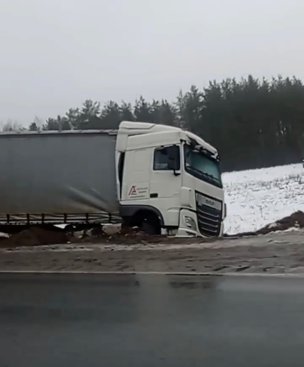 Будьте осторожны: фура со вчерашнего дня застыла на трассе в Карелии