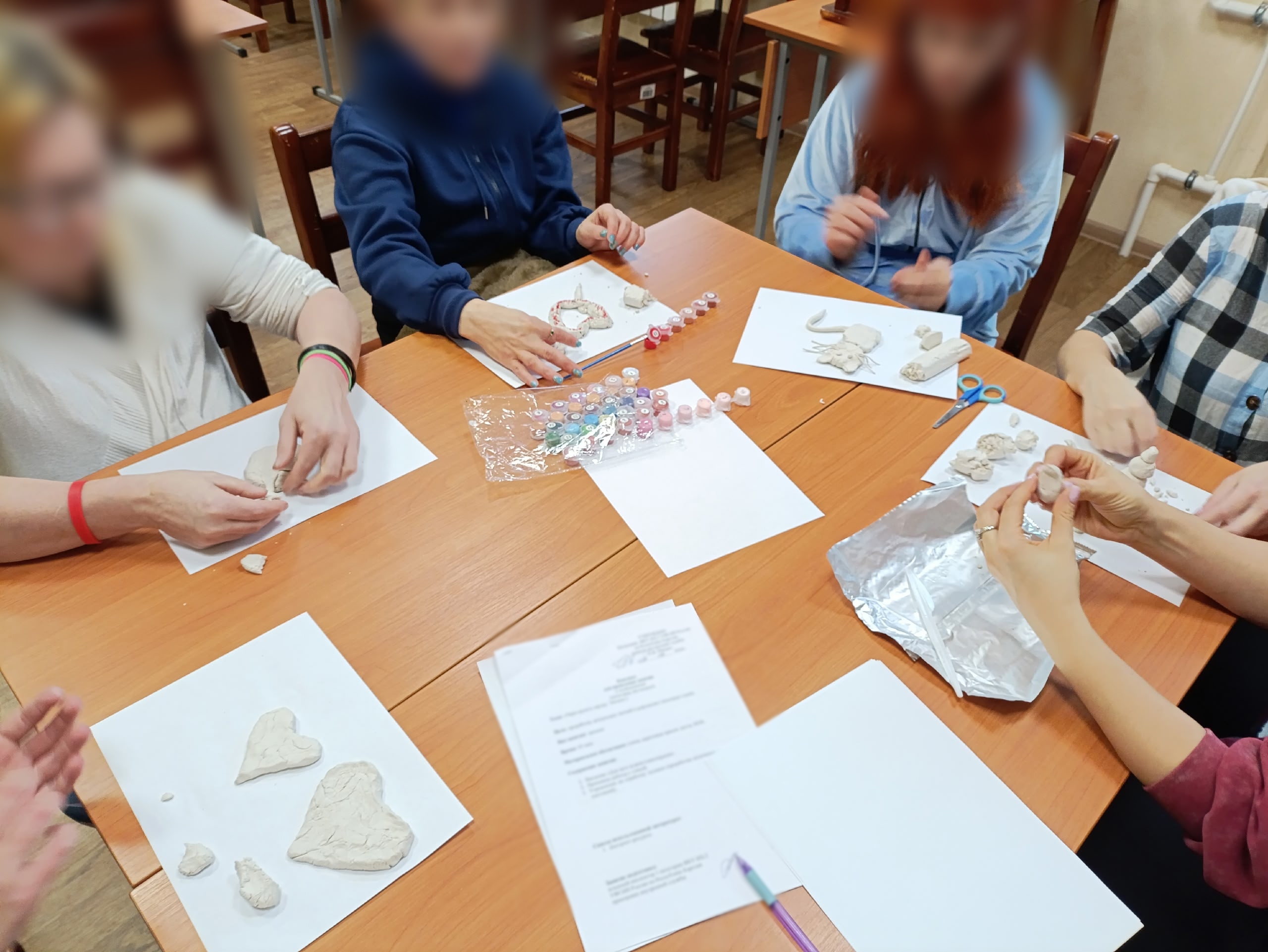 Арт-терапию глиной провели для осужденных женщин в Карелии