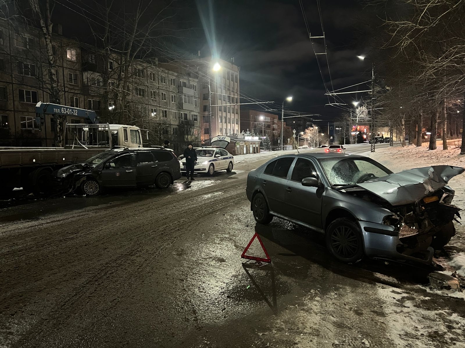 В лобовом столкновении пострадали водители, задело и припаркованный автомобиль в Петрозаводске