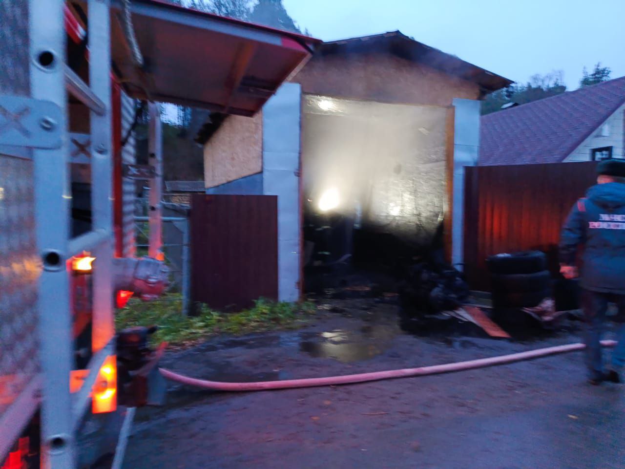 Пожарные Медвежьегорска предотвратили взрыв газа в горящем гараже