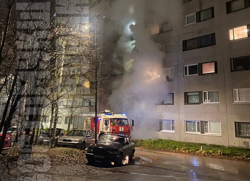 Ночной пожар угрожал жилому дому в Костомукше