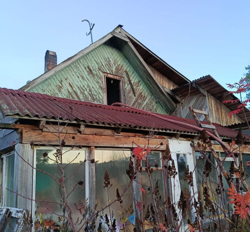 Жилой дом полыхал в поселке Карелии