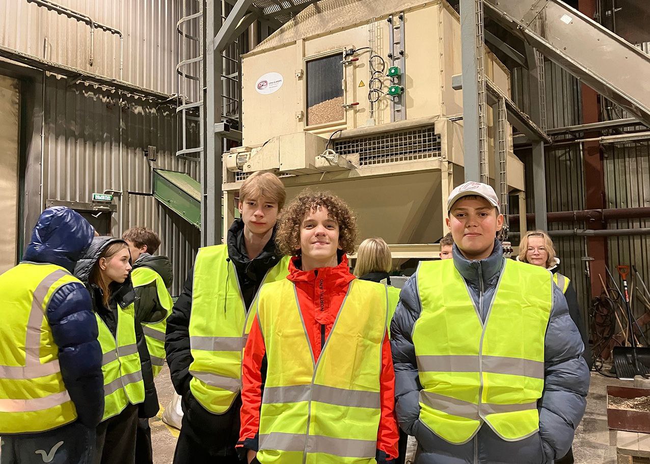 Карельские школьники побывали на предприятии по переработке леса