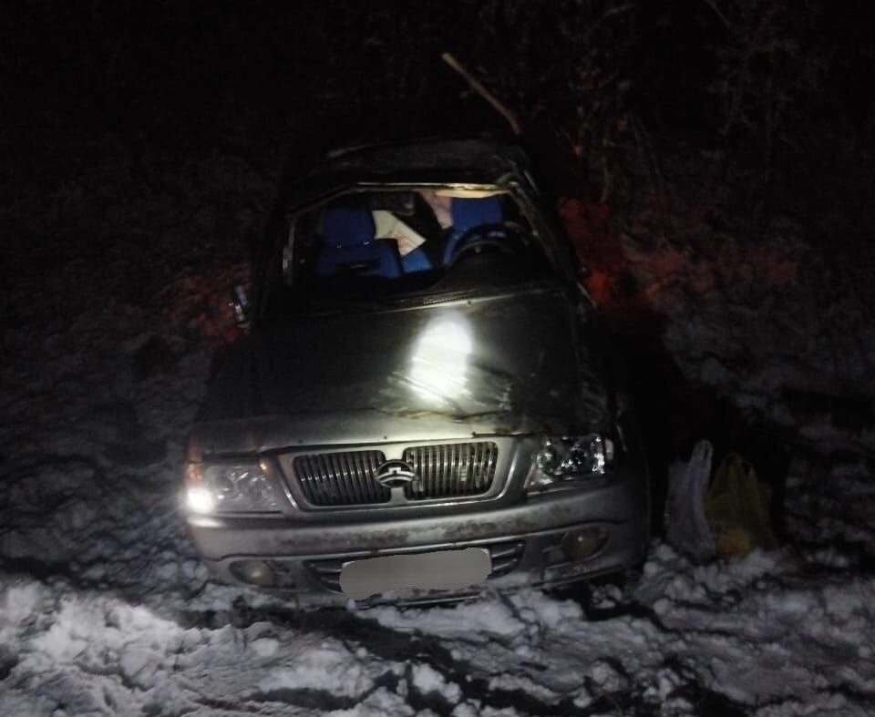 Автомобиль жестко вылетел в кювет и перевернулся в районе Карелии