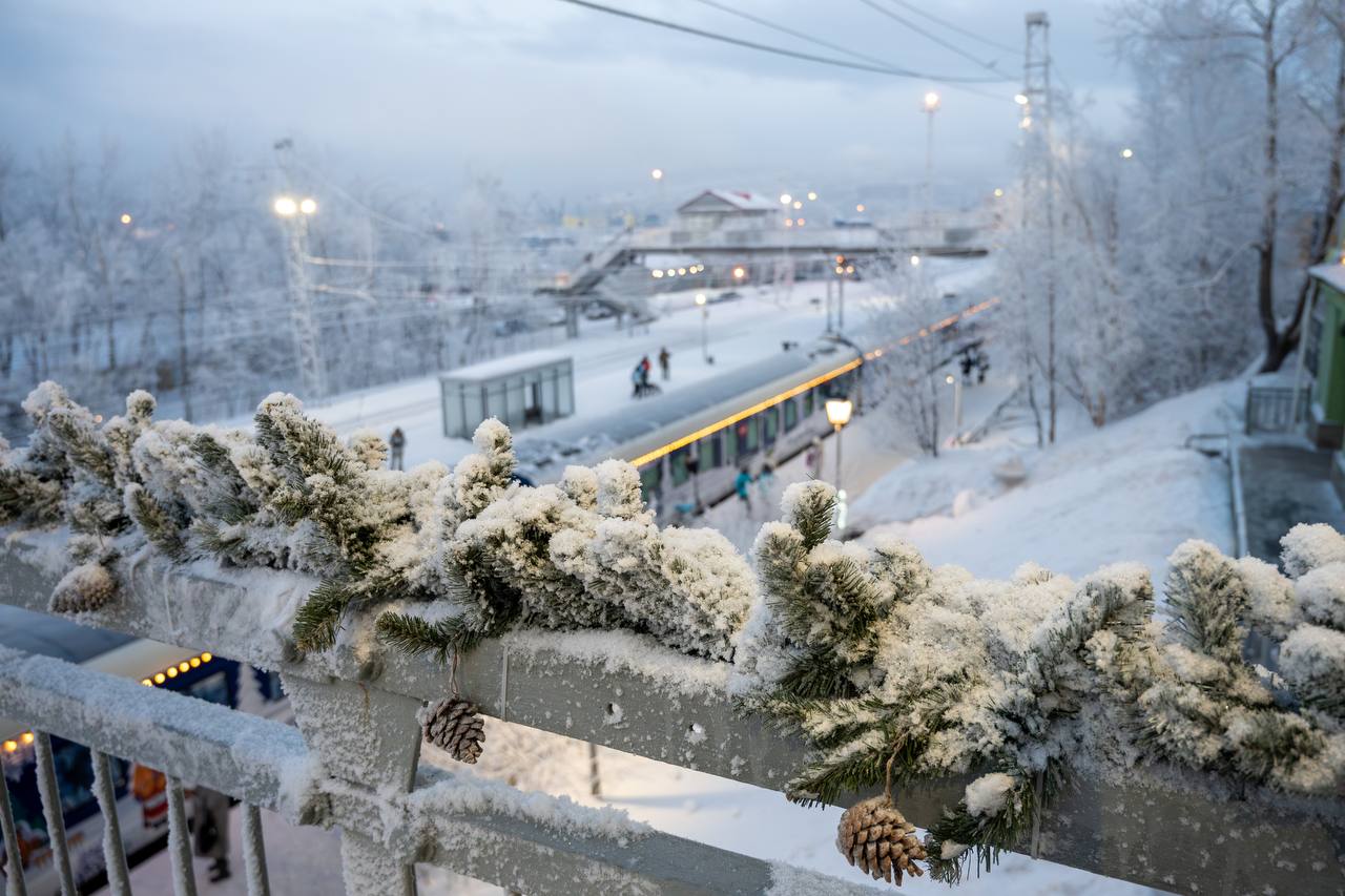 Волшебный помощник сфотографирует детей во время прибытия поезда Деда Мороза