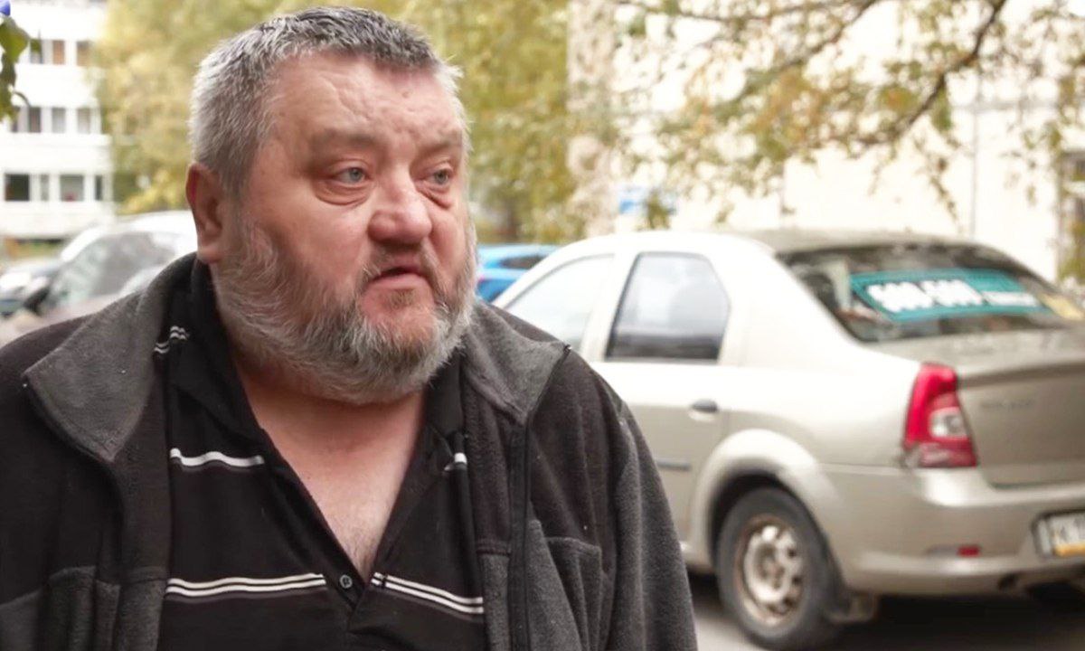 Житель Петрозаводска с инвалидностью более пяти месяцев борется за парковочное место во дворе