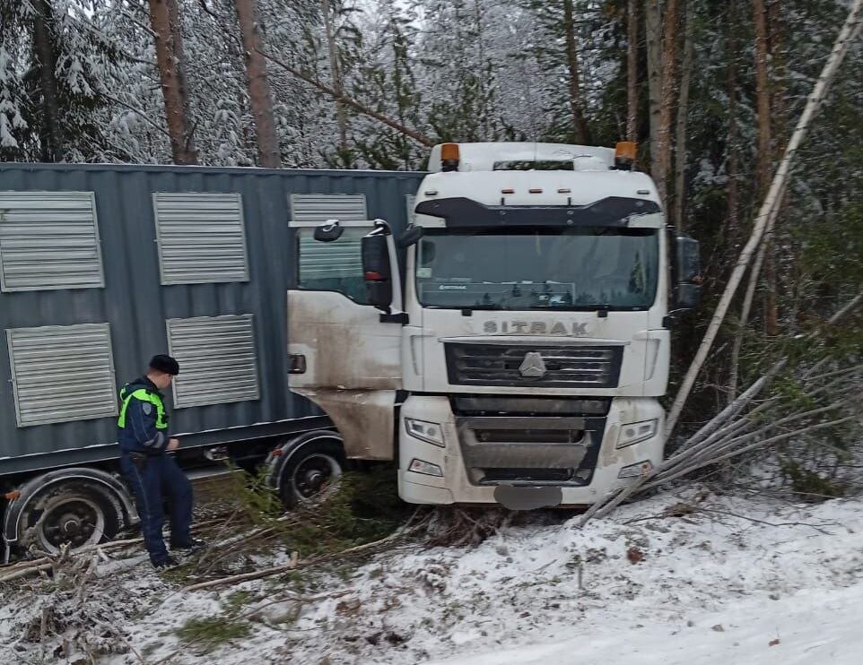 Фура с прицепом угодила в кювет в Лоухском районе