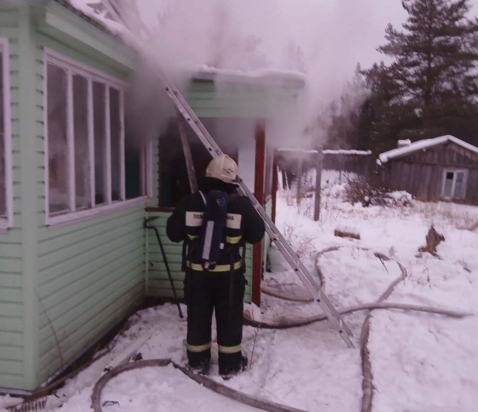 В поселке Карелии горел деревянный дом