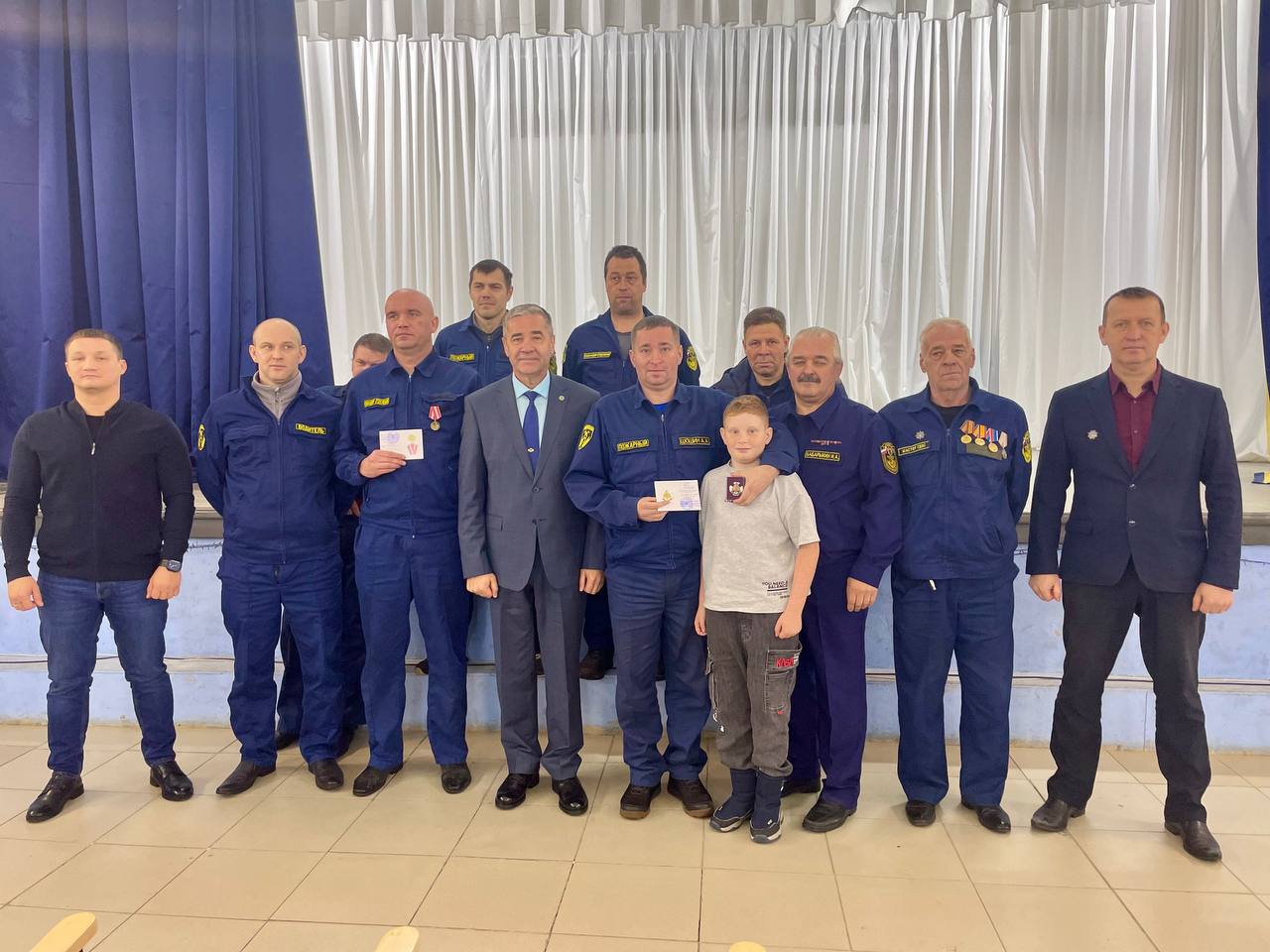 Ладвинским огнеборцам вручили награды за спасение жизней жителей поселка