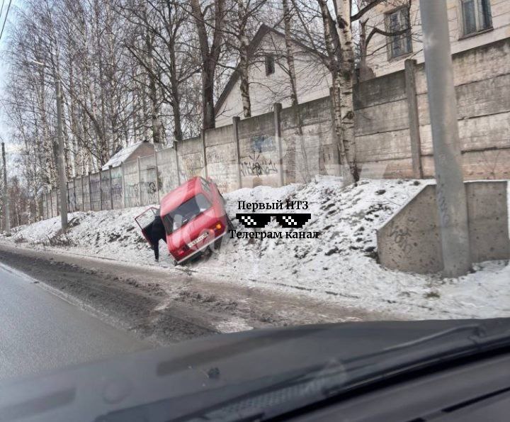 Легковушка улетела с дороги и повисла на сугробе в Петрозаводске