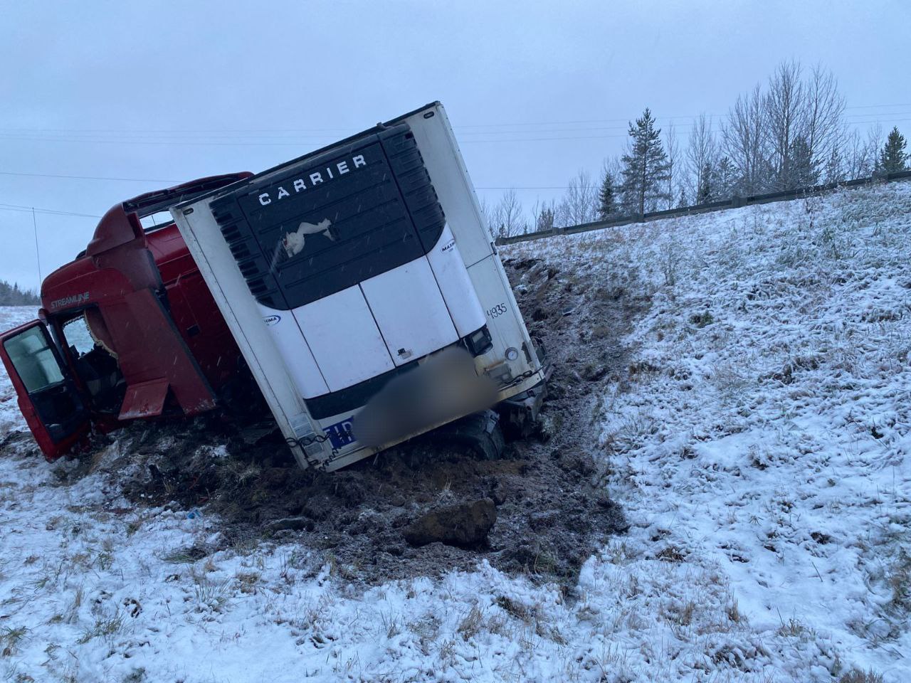 ЧП на трассе «Кола»: фура оказалась в кювете