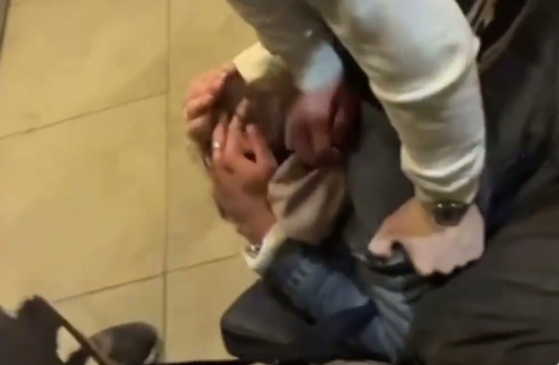 Охранник побил двух посетителей кафе в центре Петрозаводска