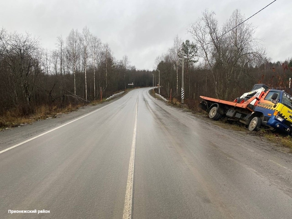 Эвакуатор прилег в кювет в Прионежском районе