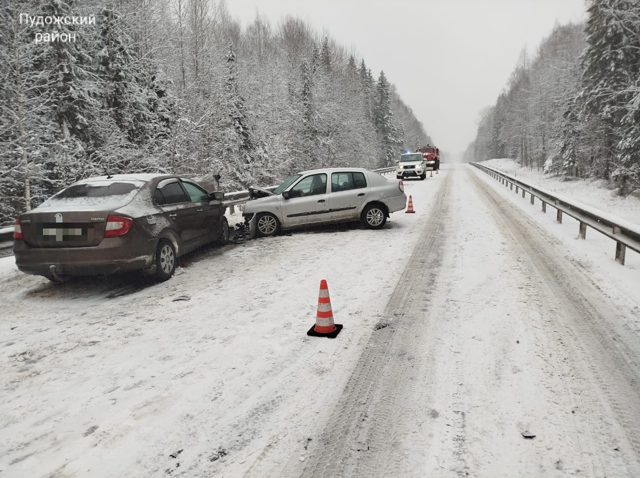 Обгон привел к лобовому столкновению в Пудожском районе, после которого госпитализировали трех человек