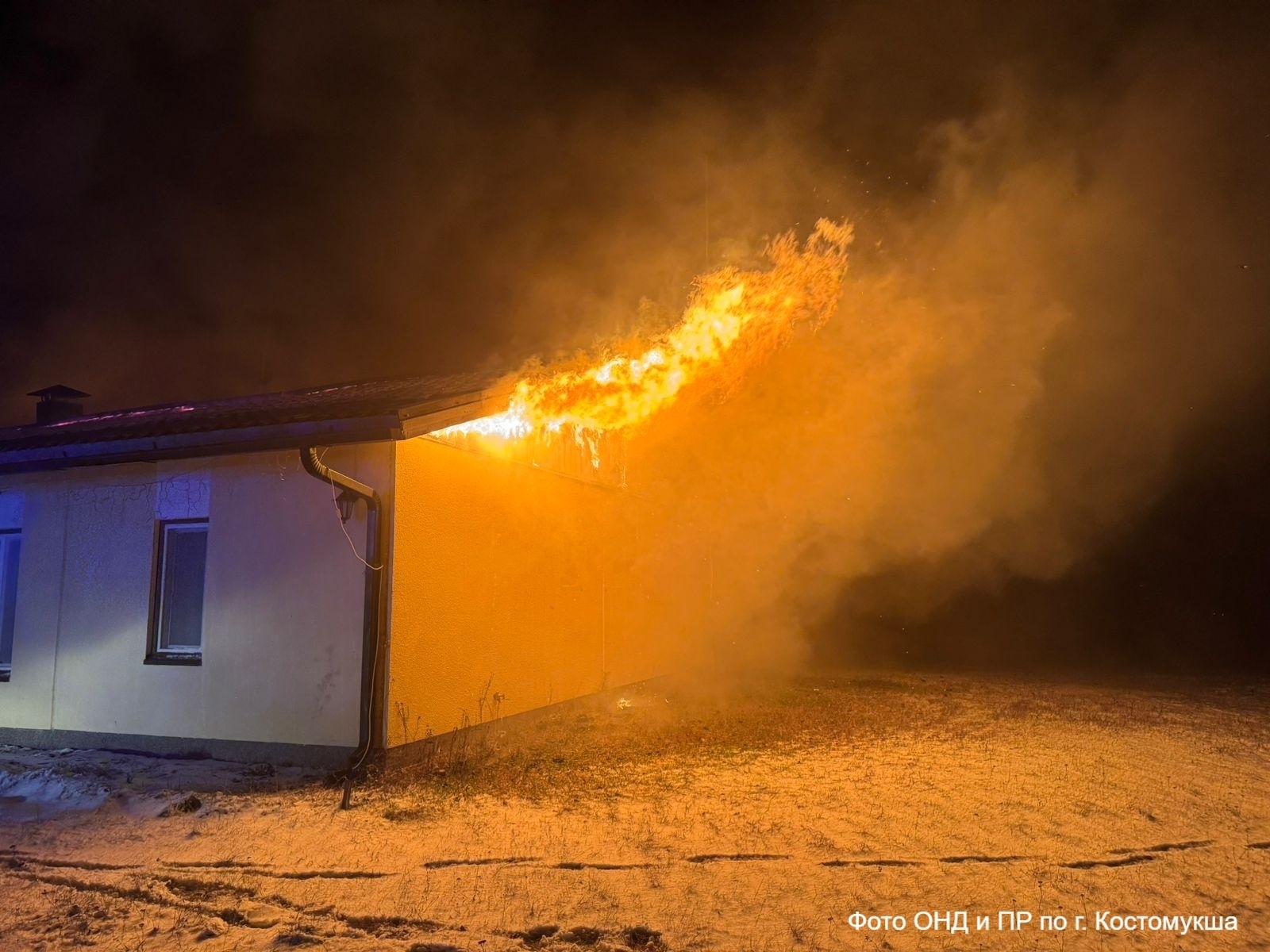 Частный дом дотла сгорел в Костомукше