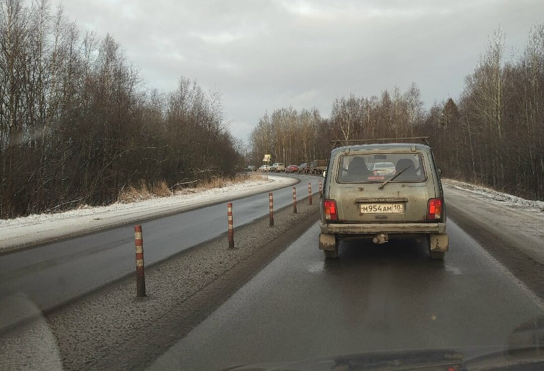 Огромная пробка из автомобилей образовалась в районе Петрозаводска