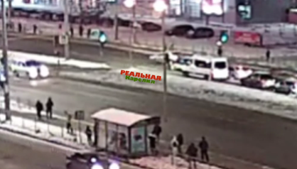 Пешехода подбросило в воздух после столкновения с авто в Петрозаводске