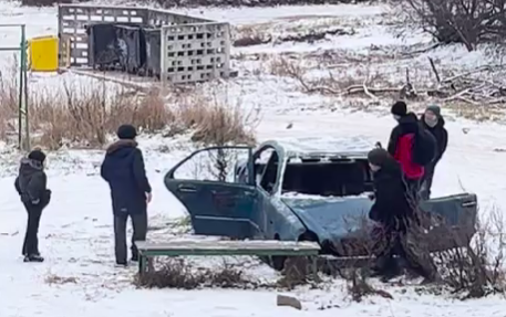 Старый автомобиль стал «грушей для битья подростков» в Петрозаводске
