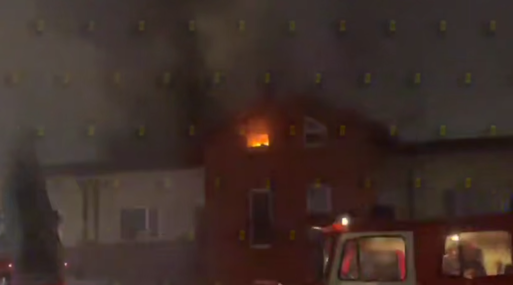 Огонь охватил третий этаж жилого дома в Петрозаводске