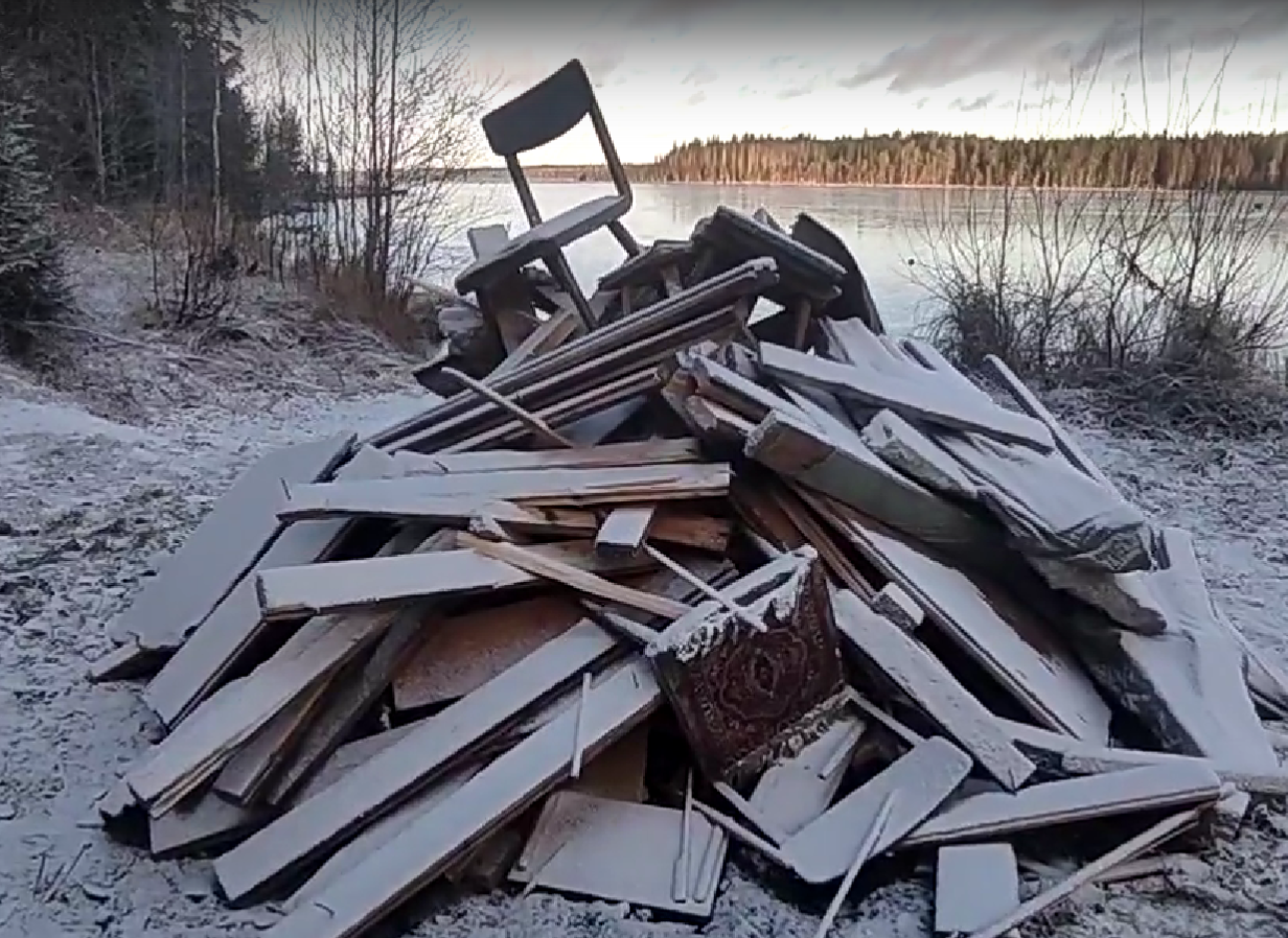 Неизвестные сгрузили хлам на берегу живописного озера Лососинное
