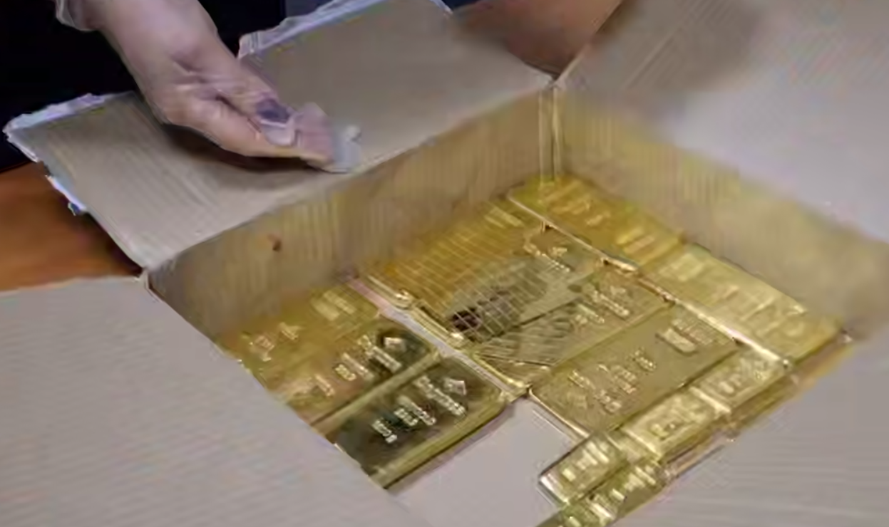 Приставы изъяли у гражданина Германии 21 слиток золота и отдали в доход РФ