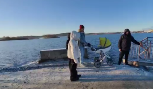 Женщины с колясками не могут перейти опасную переправу на острове Риеккалансаари