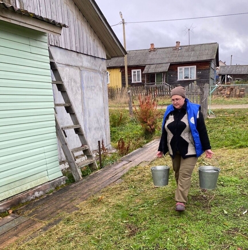 Социальный работник в Паданах топит печку, варит щи и ходит в аптеку для одиноких стариков