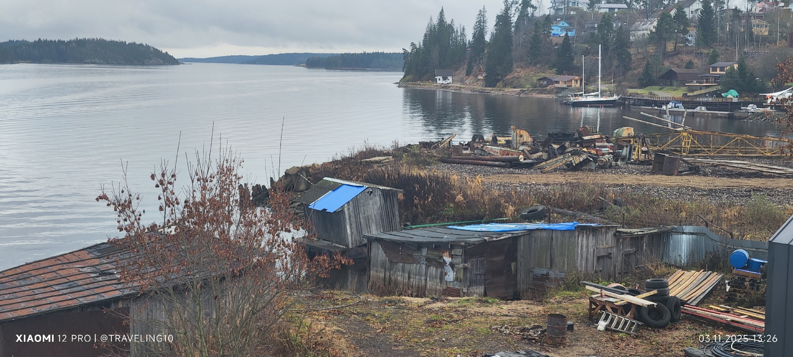 Службы оперативно прибыли к месту разлива топлива на Ладоге, спасатели-добровольцы расчистили берег залива Якимвара
