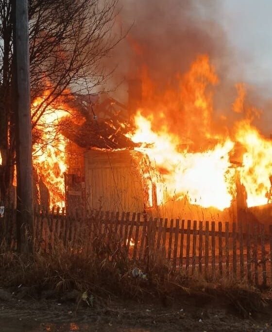 Жилой дом сгорел дотла в Муезерском районе — две семьи остались без жилья