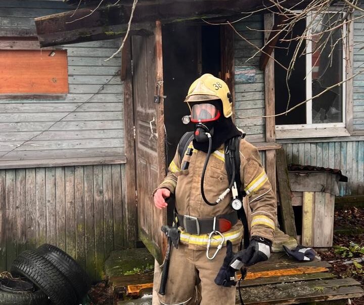 В Сортавале бездомные растопили печь в заброшке и устроили пожар