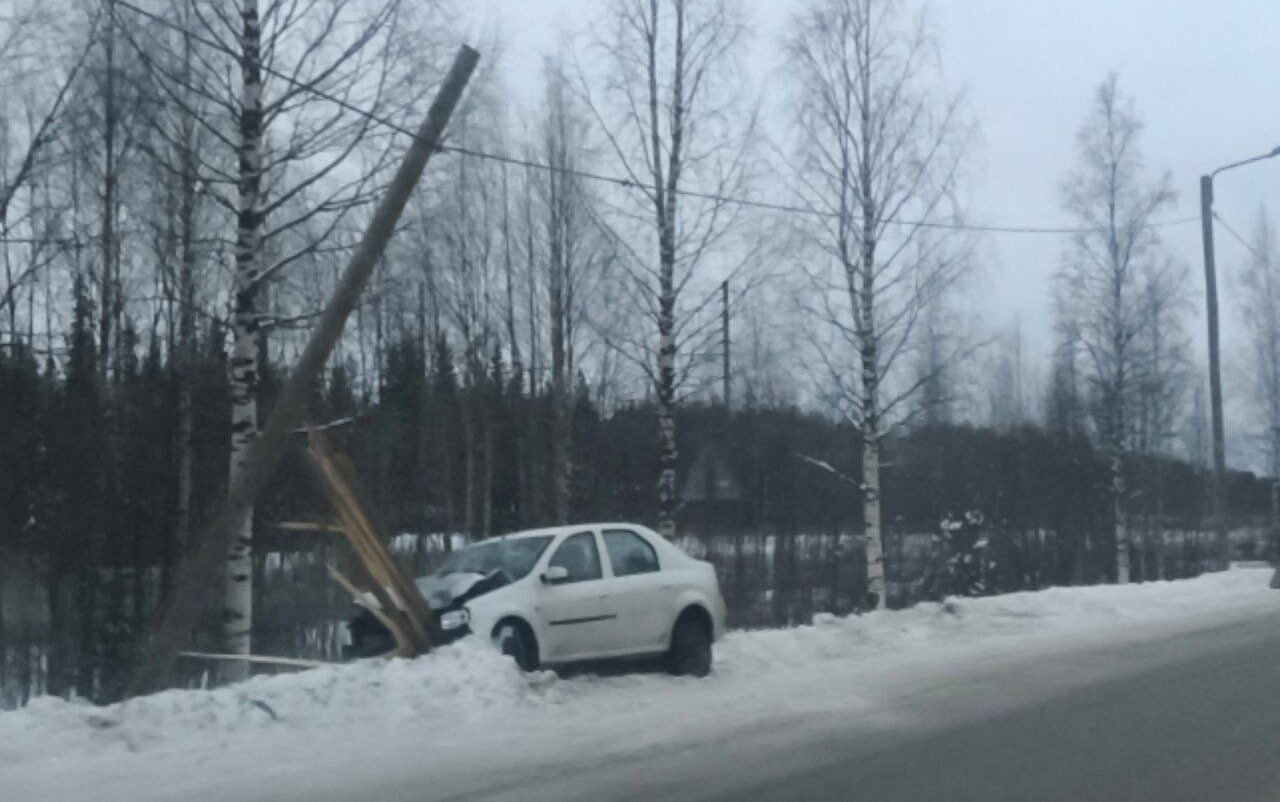 Лихачи зачищают город от фонарей: очередной столб снесли на дороге в Костомукше