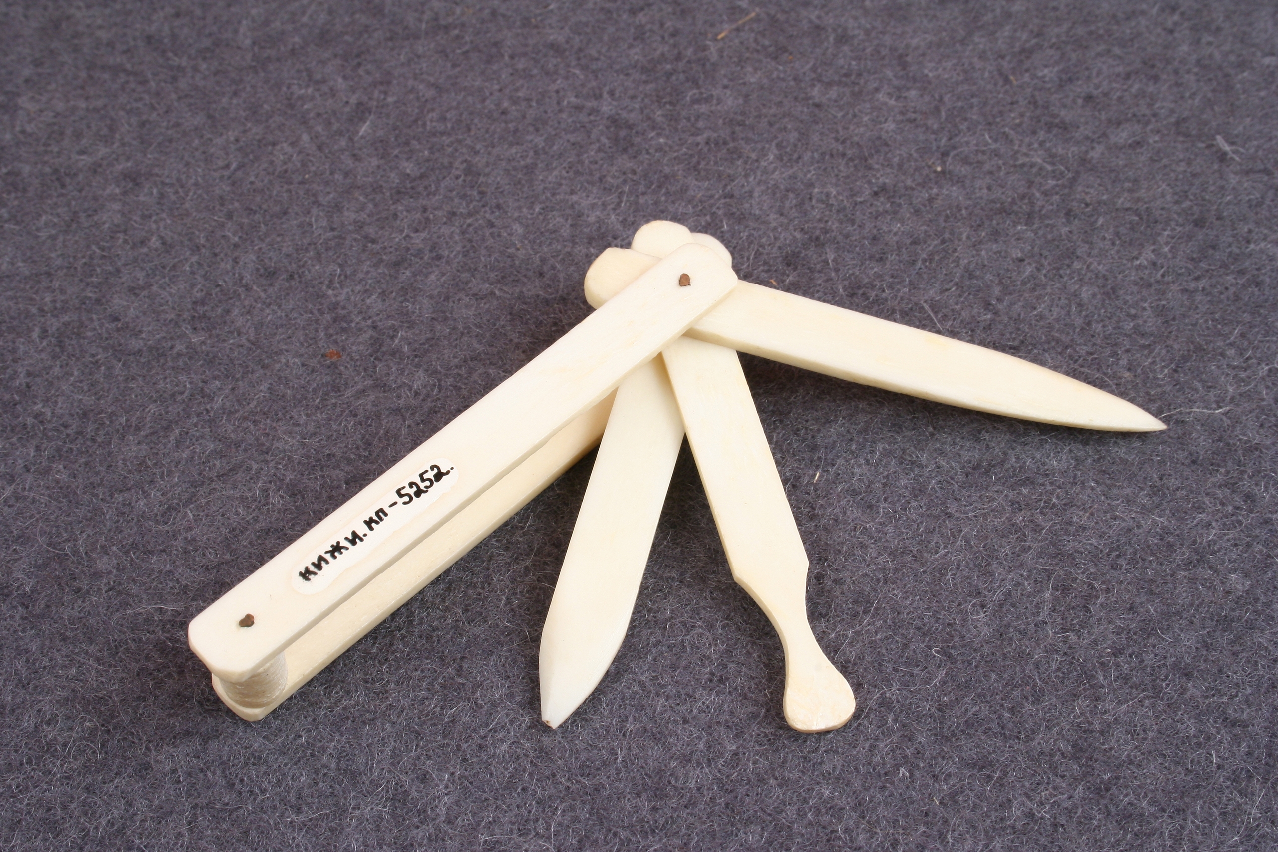 Маникюрный инструмент из кости представили в музее «Кижи»