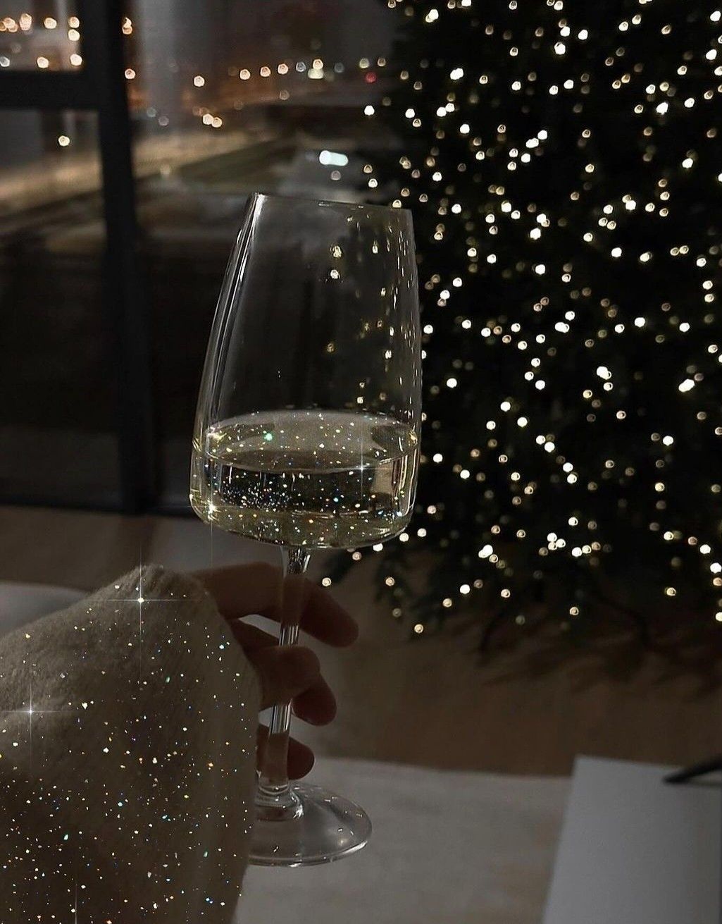 Запивать алкоголем записку с желанием опасно: врач рассказал россиянам, чем может обернуться популярная новогодняя традиция