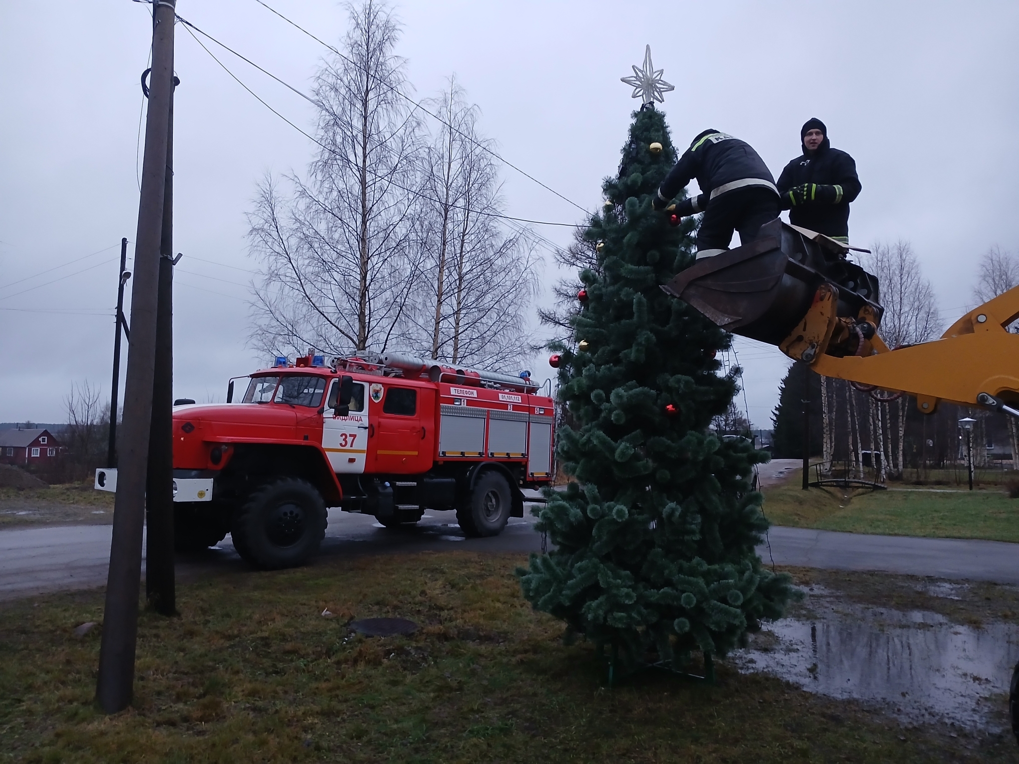 Олонецкие пожарные помогли установить новогоднюю елку в Видлице