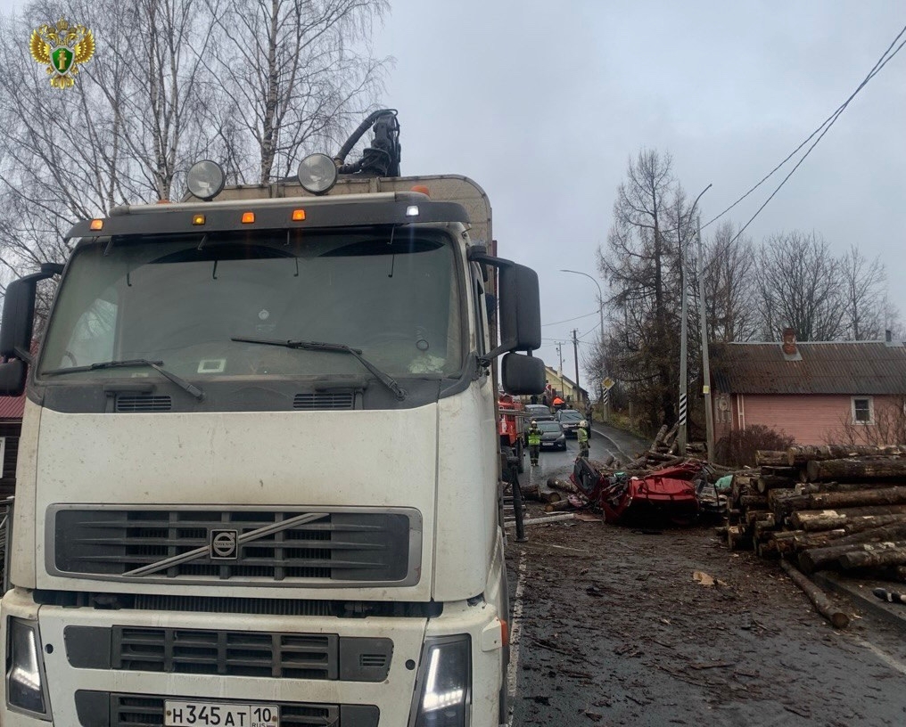 Прокуратура работает на месте смертельной аварии в Прионежье, где лесовоз раздавил легковушку