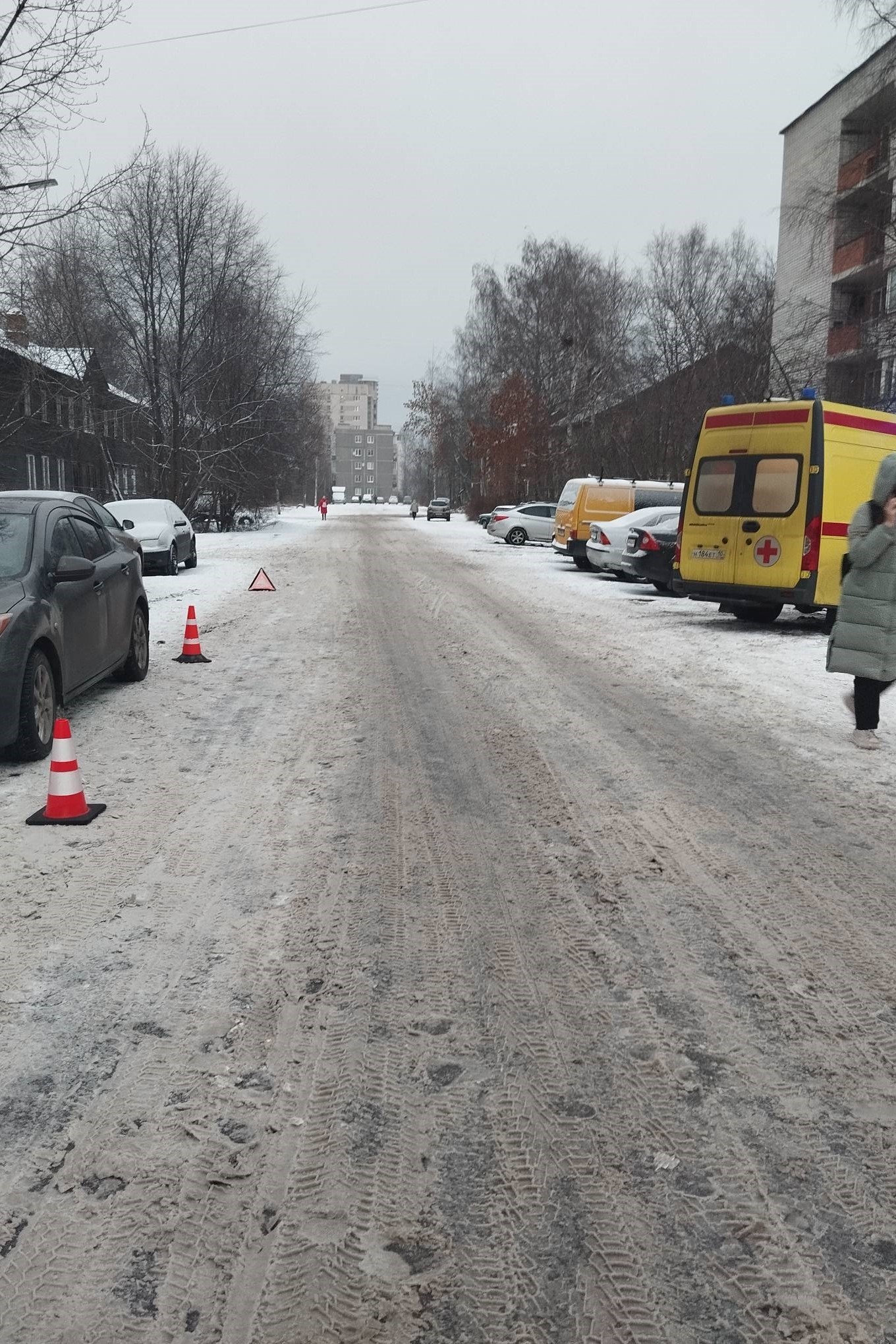 Дорожная полиция выясняет, как молодая женщина попала под машину в одном из районов Петрозаводска