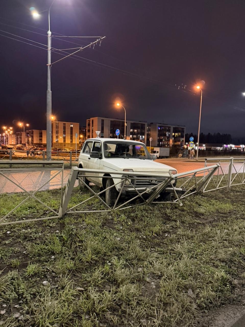 Из-за нарушителя на иномарке отечественный внедорожник влетел в ограждение на оживленном шоссе Петрозаводска